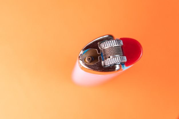 Закрытие крышки и закрепление монтажного отверстия