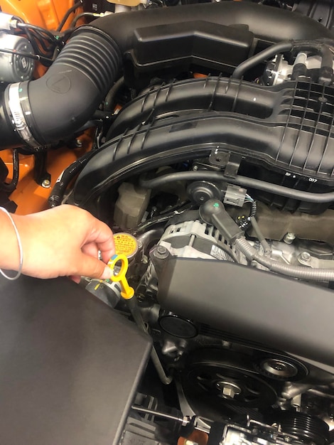 Этапы прокладывания проводов и закрепление в моторном отсеке